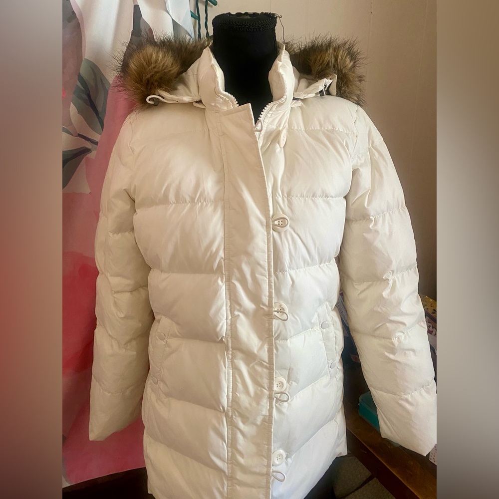NEW: Never worn. Women's The Gap, beautiful White Puffer Coat with Faux Fur Trim